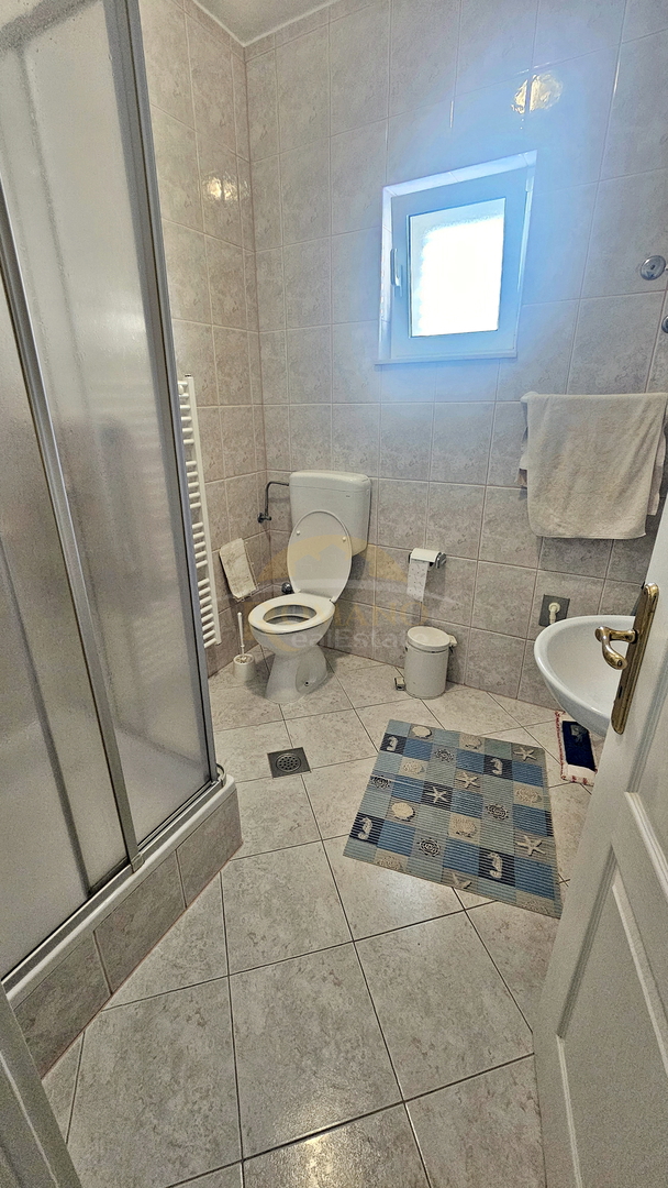 Casa con appartamenti a Okrug Gornji/Čiovo, seconda fila dal mare - 5 appartamenti